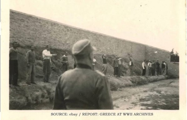 «Στον τοίχο της Καισαριανής μάς φέραν από πίσω κ’ ίσα έν’ αντρίκιο ανάστημα ψηλώσαν το σωρό»