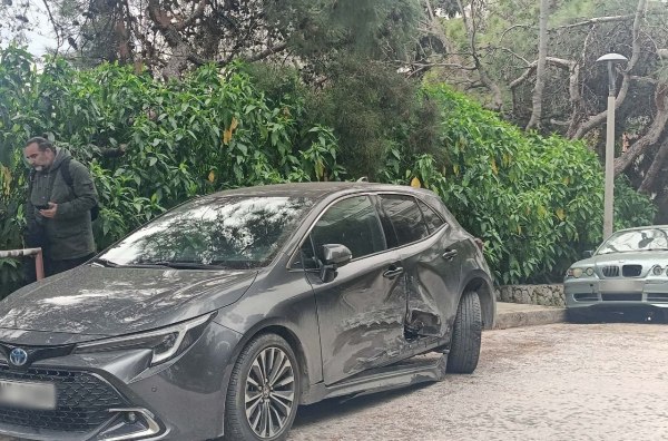 Κολωνάκι: Χειροπέδες σε τραγουδίστρια για οδήγηση υπό την επήρεια αλκοόλ – Ζημιές σε 5 ΙΧ