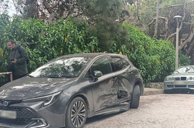 Κολωνάκι: Χειροπέδες σε τραγουδίστρια για οδήγηση υπό την επήρεια αλκοόλ – Ζημιές σε 5 ΙΧ