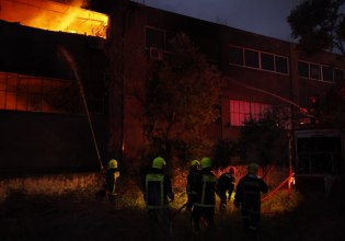Καίγεται ολοσχερώς η επιχείρηση στα Σπάτα – Ζημιές και σε διπλανό κτίριο – Εξετάζεται αν πρόκειται για εμπρησμό
