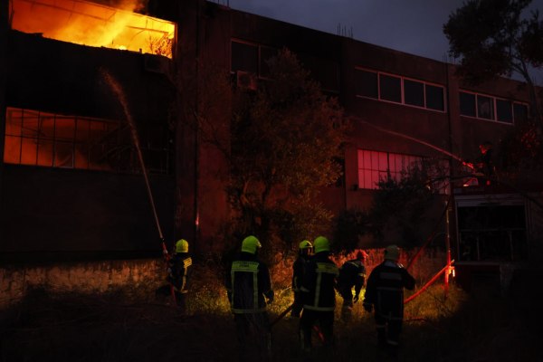 Καίγεται ολοσχερώς η επιχείρηση στα Σπάτα – Ζημιές και σε διπλανό κτίριο – Εξετάζεται αν πρόκειται για εμπρησμό