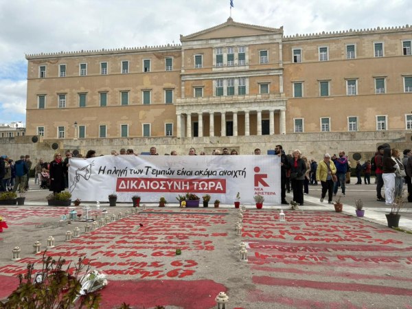 «Δικαιοσύνη τώρα»: Πανό για τα Τέμπη από τη Νέα Αριστερά στο μνημείο του Αγνώστου Στρατιώτη