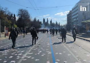 Ένταση στο Σύνταγμα: Κρότου λάμψης και δακρυγόνα από τους αστυνομικούς στο συλλαλητήριο για τα Τέμπη