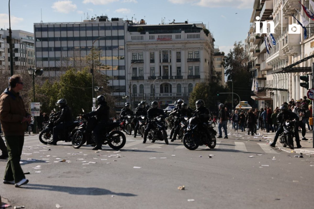 Ένταση στο Σύνταγμα: Κρότου λάμψης και δακρυγόνα από τους αστυνομικούς στο συλλαλητήριο για τα Τέμπη