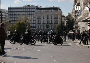 Ένταση στο Σύνταγμα: Κρότου λάμψης και δακρυγόνα από τους αστυνομικούς στο συλλαλητήριο για τα Τέμπη