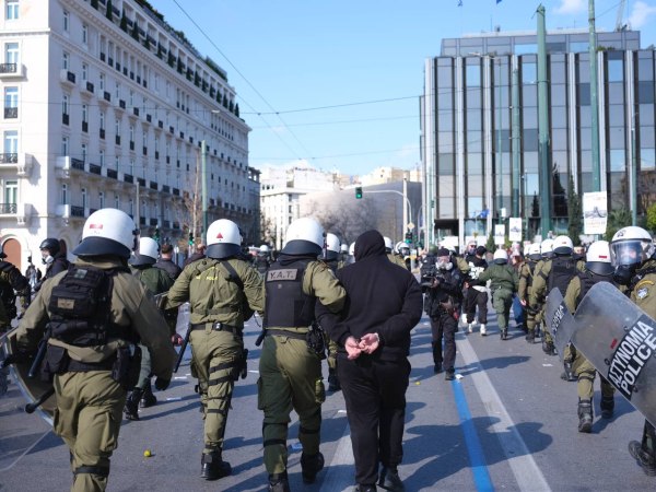 Τέμπη: 19 συλλήψεις από τις 200 προσαγωγές στη μεγάλη συγκέντρωση στο Σύνταγμα – Η ανακοίνωση της ΕΛ.ΑΣ.