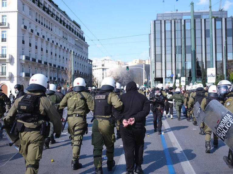 Τέμπη: 19 συλλήψεις από τις 200 προσαγωγές στη μεγάλη συγκέντρωση στο Σύνταγμα – Η ανακοίνωση της ΕΛ.ΑΣ.