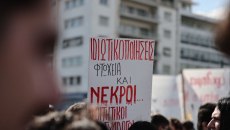 Χιλιάδες κόσμου ζήτησαν «δικαιοσύνη» για τα Τέμπη – Επεισόδια σε Σύνταγμα και Θεσσαλονίκη