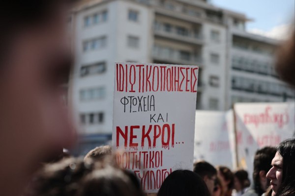 Χιλιάδες κόσμου ζήτησαν «δικαιοσύνη» για τα Τέμπη – Επεισόδια σε Σύνταγμα και Θεσσαλονίκη