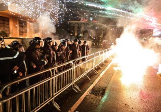 Αλβανία: Διαδηλωτές ζητούν την παραίτηση της αντιπροέδρου της κυβέρνησης – Συγκρούσεις με την αστυνομία