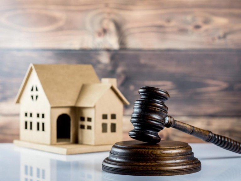 Έρχεται νέο μπαράζ πλειστηριασμών: Στο e-σφυρί διαμερίσματα και οικόπεδα