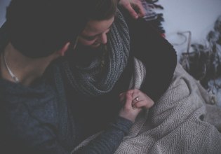 Τι μας κάνει να κολλάμε στις «λάθος» σχέσεις;