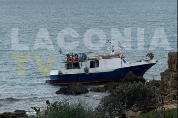 Γύθειο: Μεγάλη επιχείρηση για τον εντοπισμό 60χρονου ψαρά – Βρέθηκε η βάρκα του σε ακτή με βράχια