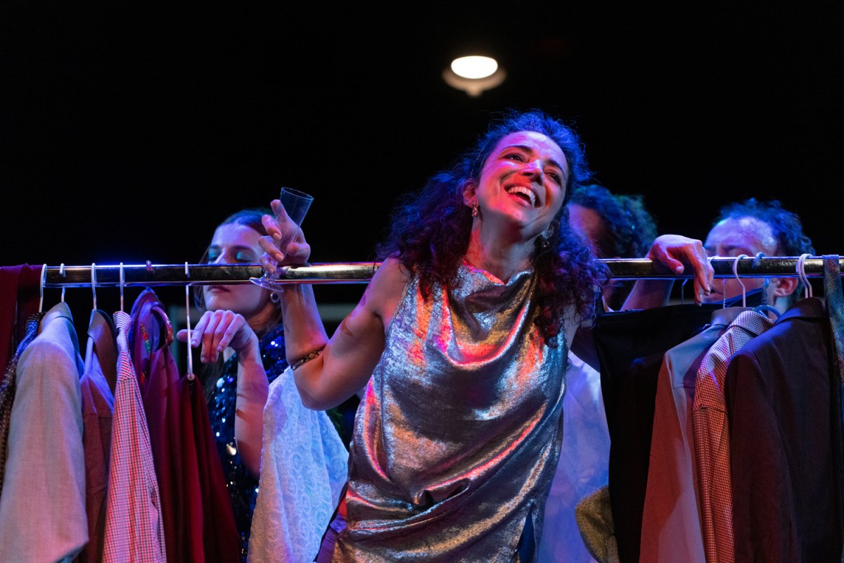 «Push Up»: Μια παράσταση καθρέφτης του εργασιακού κόσμου – Ποιος θα πατήσει «επί πτωμάτων»;