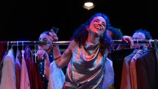 «Push Up»: Μια παράσταση καθρέφτης του εργασιακού κόσμου – Ποιος θα πατήσει «επί πτωμάτων»;