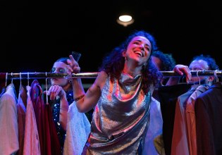 «Push Up»: Μια παράσταση καθρέφτης του εργασιακού κόσμου – Ποιος θα πατήσει «επί πτωμάτων»;