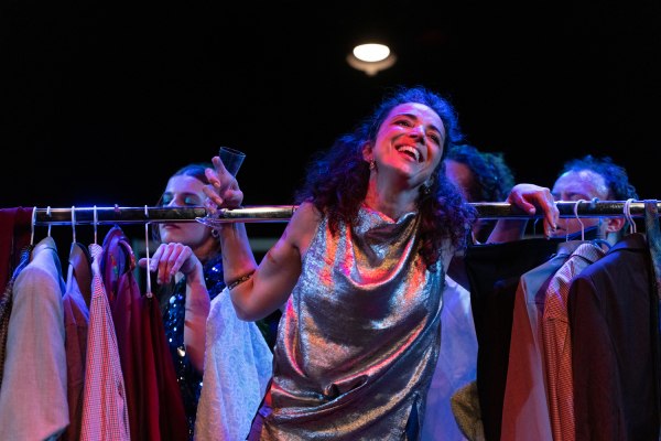 «Push Up»: Μια παράσταση καθρέφτης του εργασιακού κόσμου – Ποιος θα πατήσει «επί πτωμάτων»;