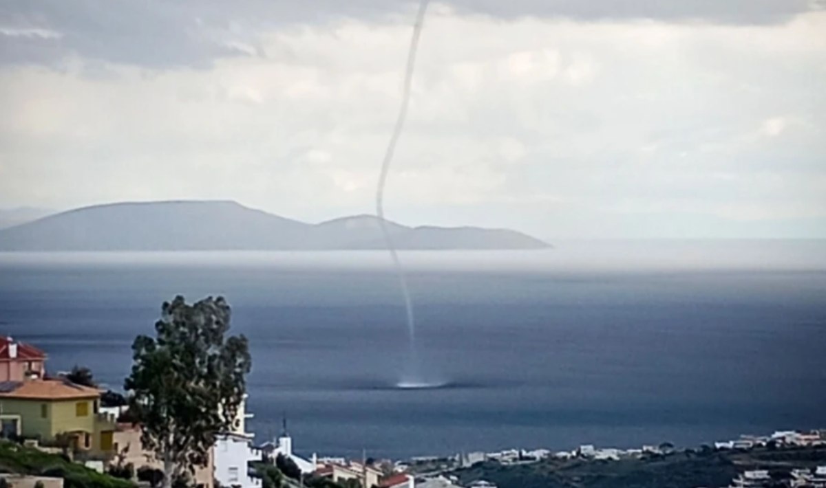 Εντυπωσιακό βίντεο: Υδροστρόβιλος σχηματίστηκε στη Ραφήνα