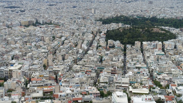 Αυξήθηκαν ως 20% τα Airbnb στην Αθήνα – Κενό γράμμα οι απαγορεύσεις