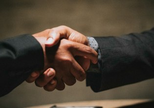 Όταν οι αριθμοί μιλούν: Η χρονιά που οι συμφωνίες έφθασαν στα 20 δισ.