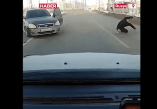 Σφοδρή σύγκρουση δύο αυτοκινήτων στη Ρωσία – Πετάχτηκε εκτός οχήματος ο ένας οδηγός