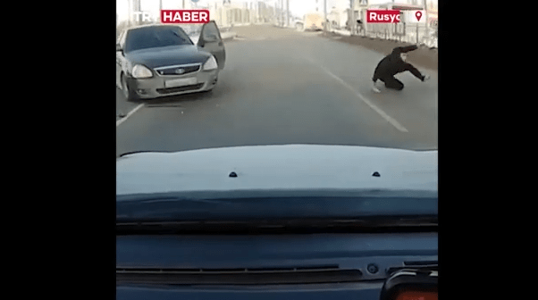 Σφοδρή σύγκρουση δύο αυτοκινήτων στη Ρωσία – Πετάχτηκε εκτός οχήματος ο ένας οδηγός