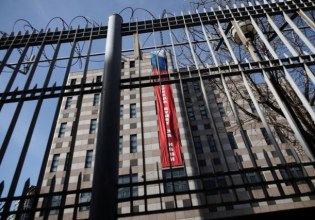 Νότια Κορέα: Καταδικάζει την ανάρτηση πανό στη ρωσική πρεσβεία με το μήνυμα «η νίκη θα είναι δική μας»