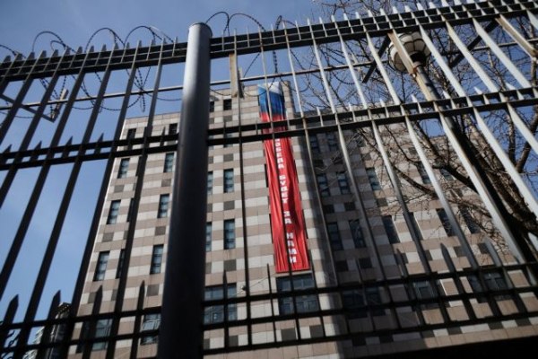 Νότια Κορέα: Καταδικάζει την ανάρτηση πανό στη ρωσική πρεσβεία με το μήνυμα «η νίκη θα είναι δική μας»