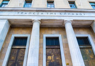 Δουλειά του κεντρικού τραπεζίτη δεν είναι να δίνει συνεντεύξεις στα τρολ της «Ομάδας Αλήθειας» ούτε να κάνει ατεκμηρίωτες καταγγελίες