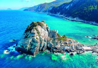 Σκόπελος: Αυτό το ελληνικό νησί είναι μεταξύ των κορυφαίων προορισμών του κόσμου για «slow travel»