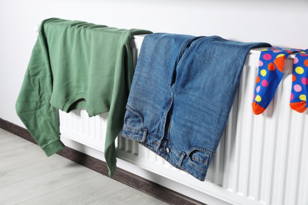 Γιατί δεν πρέπει να στεγνώνεις τα ρούχα σου πάνω στα καλοριφέρ