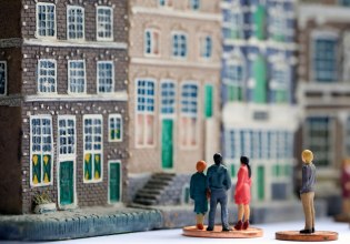 Η στεγαστική κρίση απειλεί τα θεμέλια της ευρωπαϊκής δημοκρατίας