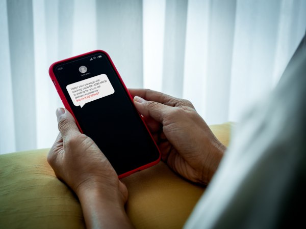 Νέα μεγάλη απάτη με SMS δήθεν από τα ΕΛΤΑ – Τι να προσέξετε