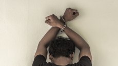 «Τα έχουμε χάσει» – Σε σοκ ο πατέρας του 20χρονου που κατηγορείται ότι βίασε ανήλικο και το βιντεοσκοπούσε