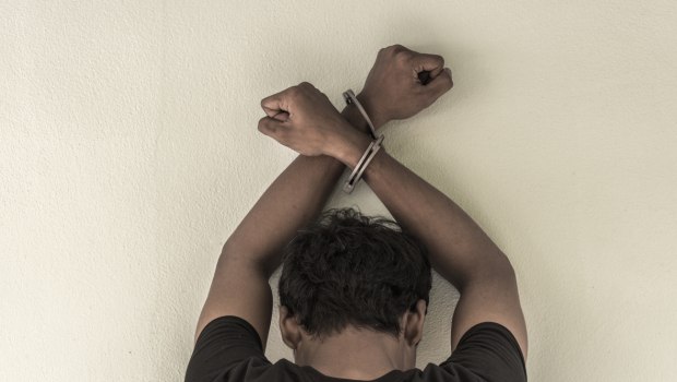 «Τα έχουμε χάσει» – Σε σοκ ο πατέρας του 20χρονου που κατηγορείται ότι βίασε ανήλικο και το βιντεοσκοπούσε