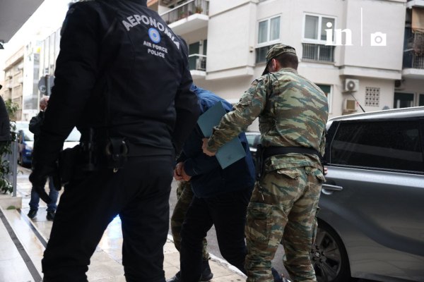 Η ώρα της απολογίας για τον σμήναρχο – Έφτασε στο Αεροδικείο