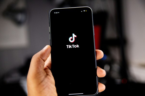 Το TikTok επιστρέφει στην Αλβανία μετά την απαγόρευση που επέβαλε η κυβέρνηση πριν ένα χρόνο