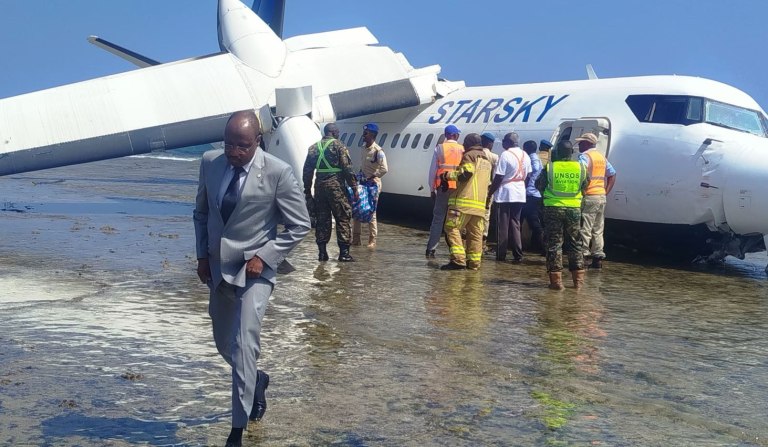 Σομαλία: Πιλότος αναδείχθηκε σε ήρωα, προσθαλασσώνοντας αεροσκάφος με βλάβη [βίντεο]