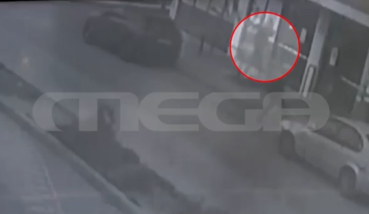 Ληστεία σούπερ μάρκετ: Η στιγμή που ο δράστης εισέρχεται στην επιχείρηση κρατώντας όπλο