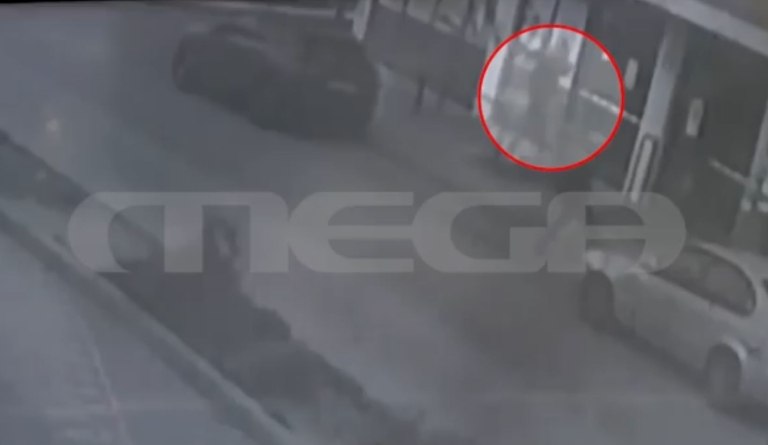 Ληστεία σούπερ μάρκετ: Η στιγμή που ο δράστης εισέρχεται στην επιχείρηση κρατώντας όπλο