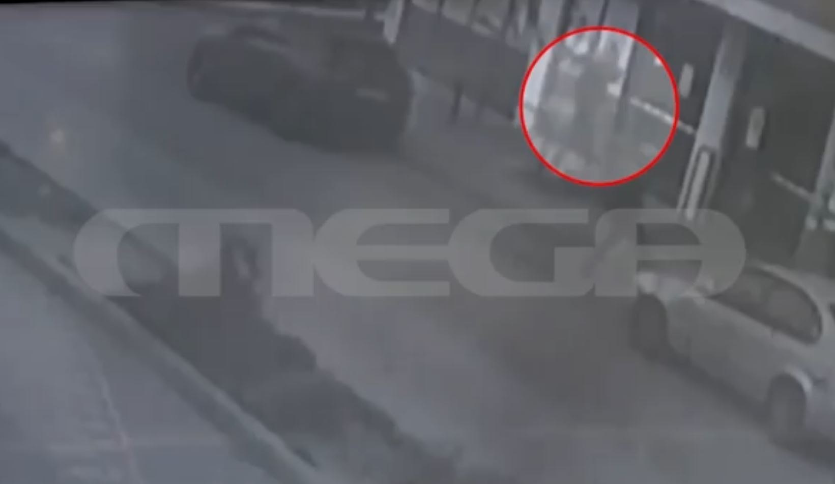 Ληστεία σούπερ μάρκετ: Η στιγμή που ο δράστης εισέρχεται στην επιχείρηση κρατώντας όπλο