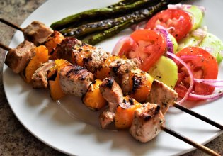 Συνταγή: Μοσχαρίσια σουβλάκια με λαχανικά