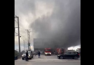 Μεγάλη φωτιά σε επιχείρηση στα Σπάτα – Επιχειρούν ισχυρές δυνάμεις της Πυροσβεστικής