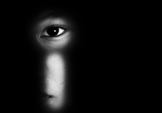 Στη φυλακή 55χρονη για επίμονη παρενόχληση δημοσιογράφου – Της έστελνε δώρα και της ζητούσε να βγουν