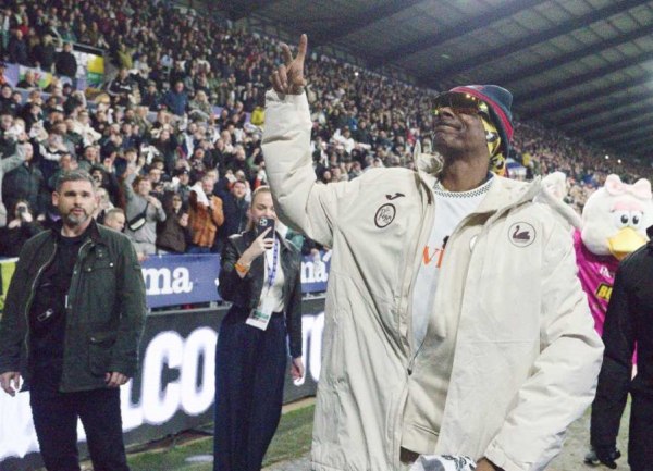 Αποθέωση στο γήπεδο της Σουόνσι για τον συνιδιοκτήτη Snoop Dogg! (vid)