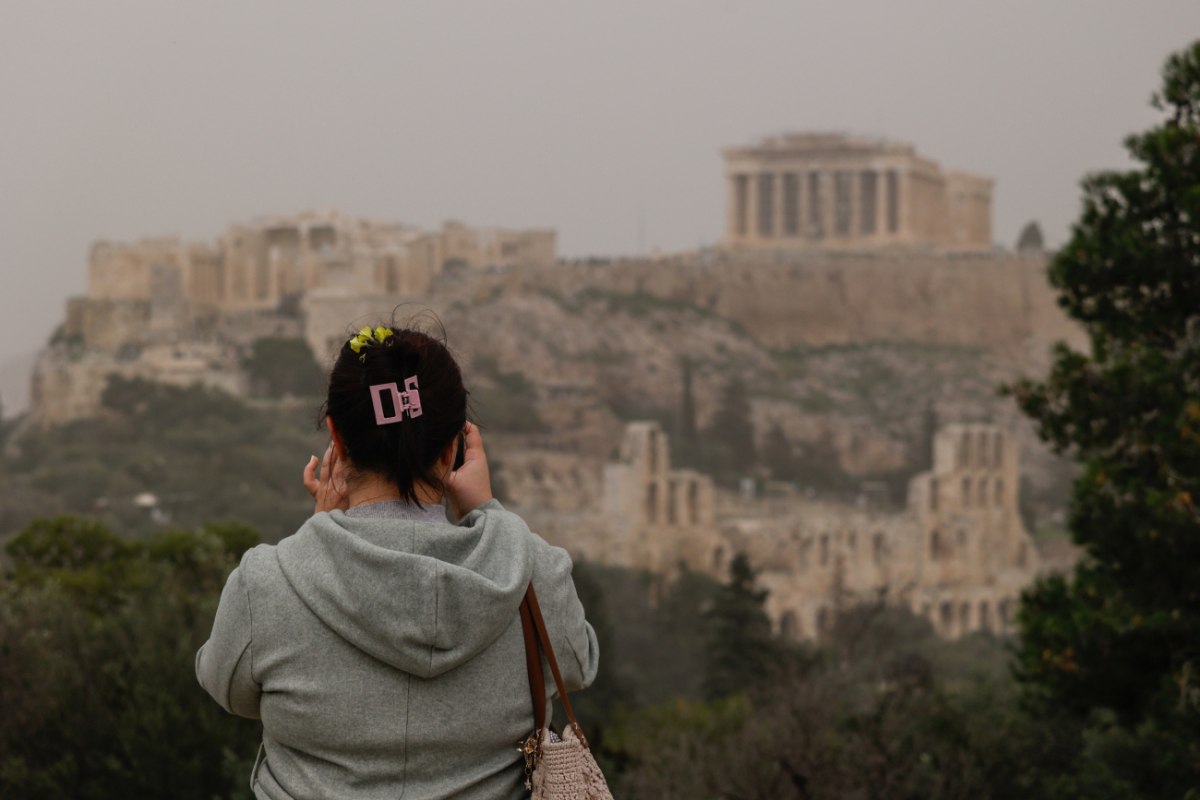 Αφρικανική σκόνη: «Πορτοκαλί εισβολέας» σκοτείνιασε τη χώρα – Πόσο σημαντικό ήταν το επεισόδιο μεταφοράς σκόνης