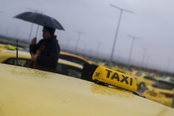 Έως τις 6 το πρωί τις Παρασκευής η απεργία των οδηγών ταξί – Πορεία με τα οχήματά τους στο αεροδρόμιο σήμερα