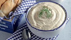 Συνταγή: Ταραμοσαλάτα με πατάτα, ψωμί ή καρύδια