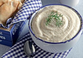 Συνταγή: Ταραμοσαλάτα με πατάτα, ψωμί ή καρύδια