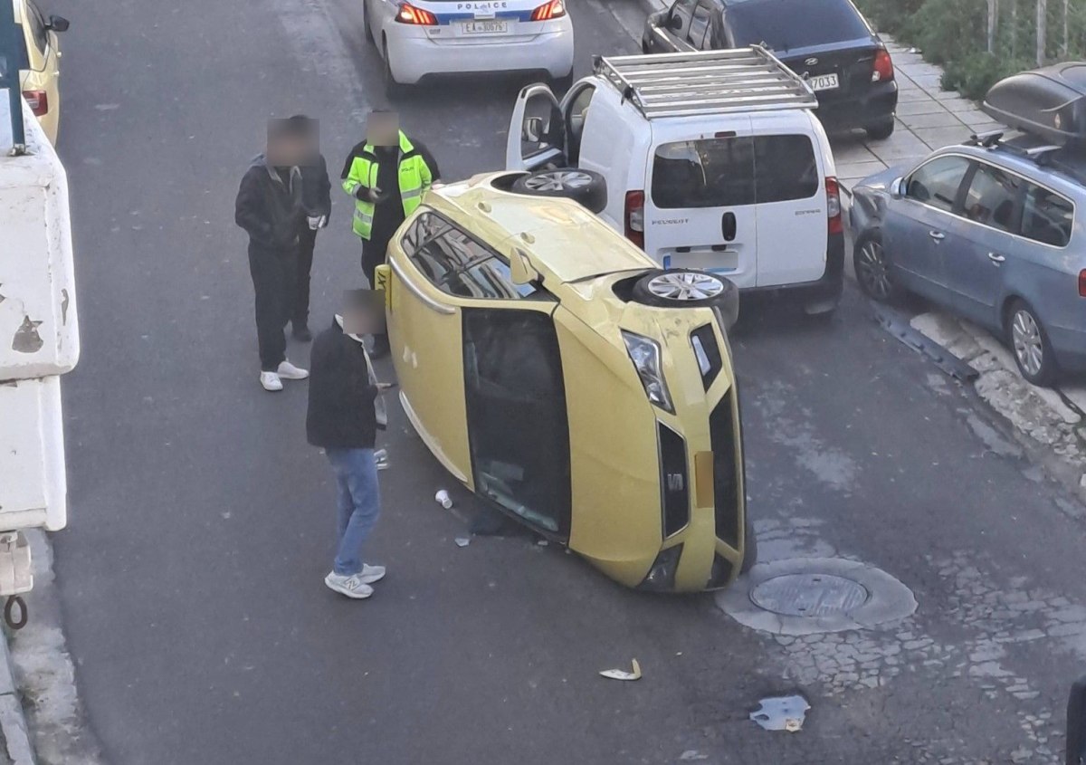 Ίλιον: Τροχαίο με ανατροπή ταξί – Ο οδηγός εγκατέλειψε το όχημα στη μέση του δρόμου